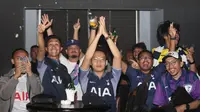 Suasana nonton bareng Roaring Night Premier League antara Tottenham Hotspur vs Arsenal yang digelar oleh IndoSpurs Jakarta di Treehaus Kemang, Jakarta Selatan, Minggu (28/4/2024) malam WIB. (Bola.com/Abdul Aziz)