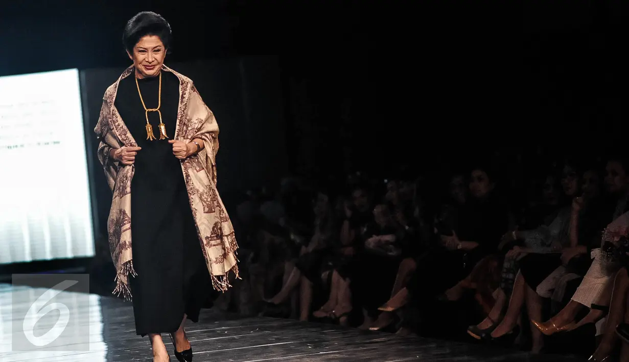 Niniek L Karim mengenakan batik rancangan Alleira Batik dalam acara Alleira Annual Fashion Show 2016 di Jakarta, Kamis (6/10). Alleira Batik menyuguhkan penampilan memukau yang dikemas dalam 42 koleksi. (Liputan6.com/Faizal Fanani)