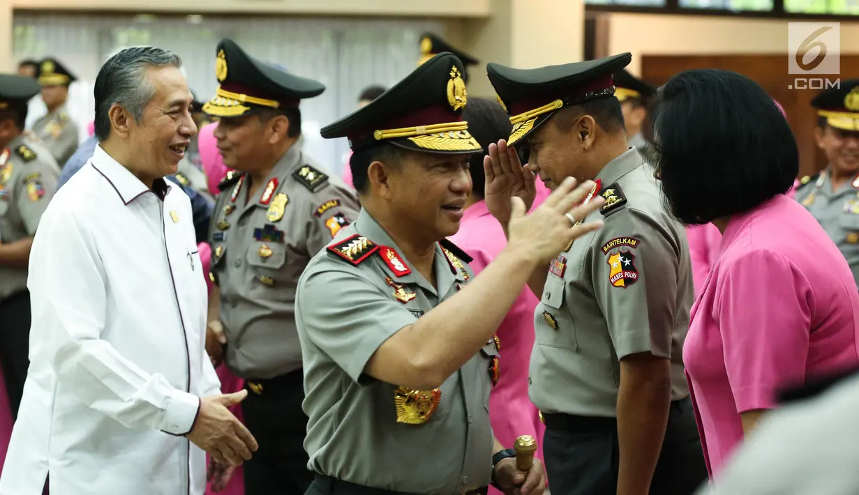 Kapolri Jenderal Tito Karnavian memberi ucapan selamat usai memimpin upacara kenaikan pangkat di Rupatama Mabes Polri, Jakarta, Jumat (21/7). Sebanyak 14 orang perwira tinggi (Pati) Polri mendapat kenaikan pangkat dari Kapolri (Liputan6.com/Faizal Fanani)