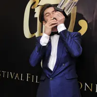 Ekspresi Reza Rahadian sambil mencium piala yang baru saja diraihnya. Perannya sebagai Bossman di film My Stupid Boss, ia terpilih menjadi Pemeran Utama Pria Terbaik. (Adrian Putra/Bintang.com)