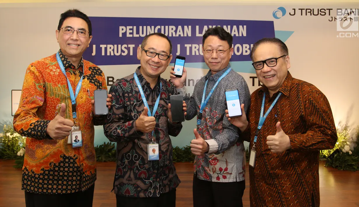 Dirut PT Bank JTrust Indonesia Tbk. (J Trust Bank) Ritsuo Fukadai (kedua kiri) bersama jajaran direksi Felix I. Hartadi, Helmi A. Hidayat dan Cho Won June, meluncurkan J Trust NET Individual dan J Trust Mobile di Jakarta, Rabu (21/8/2019). (Liputan6.com/HO/Ady)