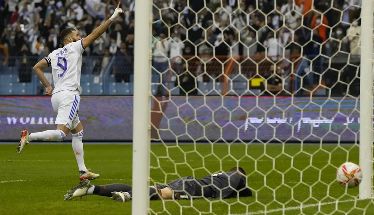 Reaksi pemain Real Madrid Karim Benzema usai mencetak gol dari tendangan penalti ke gawang Athletic Bilbao pada pertandingan sepak bola final Piala Super Spanyol di Stadion King Fahd, Riyadh, Arab Saudi, 16 Januari 2022. Real Madrid menang 2-0. (AP Photo/Hassan Ammar)