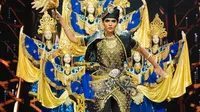 Miss Grand Malaysia memeragakan kostum nasional di kontes kecantikan Miss Grand International 2021. (dok. Instagram @missgrandinternational/https://www.instagram.com/p/CXAYCZihm-r/)