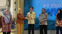 Kepala Badan Pengawas Obat dan Makanan (BPOM), Dr. Ir. Penny K. Lukito, MCP menyerahkan penghargaan kepada Direktur Sido Muncul Irwan Hidayat di Hotel Grand Mercure Kemayoran Jakarta Pusat, Kamis (27/7)