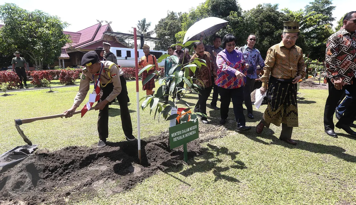 Wapres Jusuf Kalla bersama Menteri LHK, Siti Nurbaya berjalan setelah menanam pohon disamping Istana Siak Sri Indrapura usai menghadiri puncak Hari Lingkungan Hidup 2016 di Kabupaten Siak, Riau, Jumat (22/7). (Liputan6.com/Faizal Fanani)