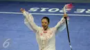 Atlet wushu Indonesia, Lindswell Kwok bersorak usai tampil di nomor pedang TaijiJian SEA Games 2015 di SingaporeExpo, Singapura, Senin (8/6/2015). Lindswell Kwok berhasil meraih medali emas setelah mengumpulkan 9.73 poin. (Liputan6.com/Helmi Fithriansyah)