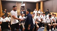 Ketum PSSI, Erick Thohir menemui para pemain timnas Indonesia di Hotel Vaza, Surabaya, Jumat (8/9/2023). (dok PSSI)