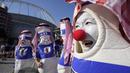 Suporter Jepang saat menunggu laga Grup E antara Jerman melawan Jepang di Khalifa International Stadium, Doha, Qatar, Rabu (23/11/2022). (AP/Eugene Hoshiko)