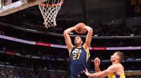 Center Utah Jazz, Rudy Gobert, melakukan dunk di hadapan center Los Angeles Lakers, Brook Lopez, pada laga pramusim NBA 2017/2018 di Staples Center, Los Angeles, Selasa (10/10/2017). (Bola.com/Twitter/NBA).
