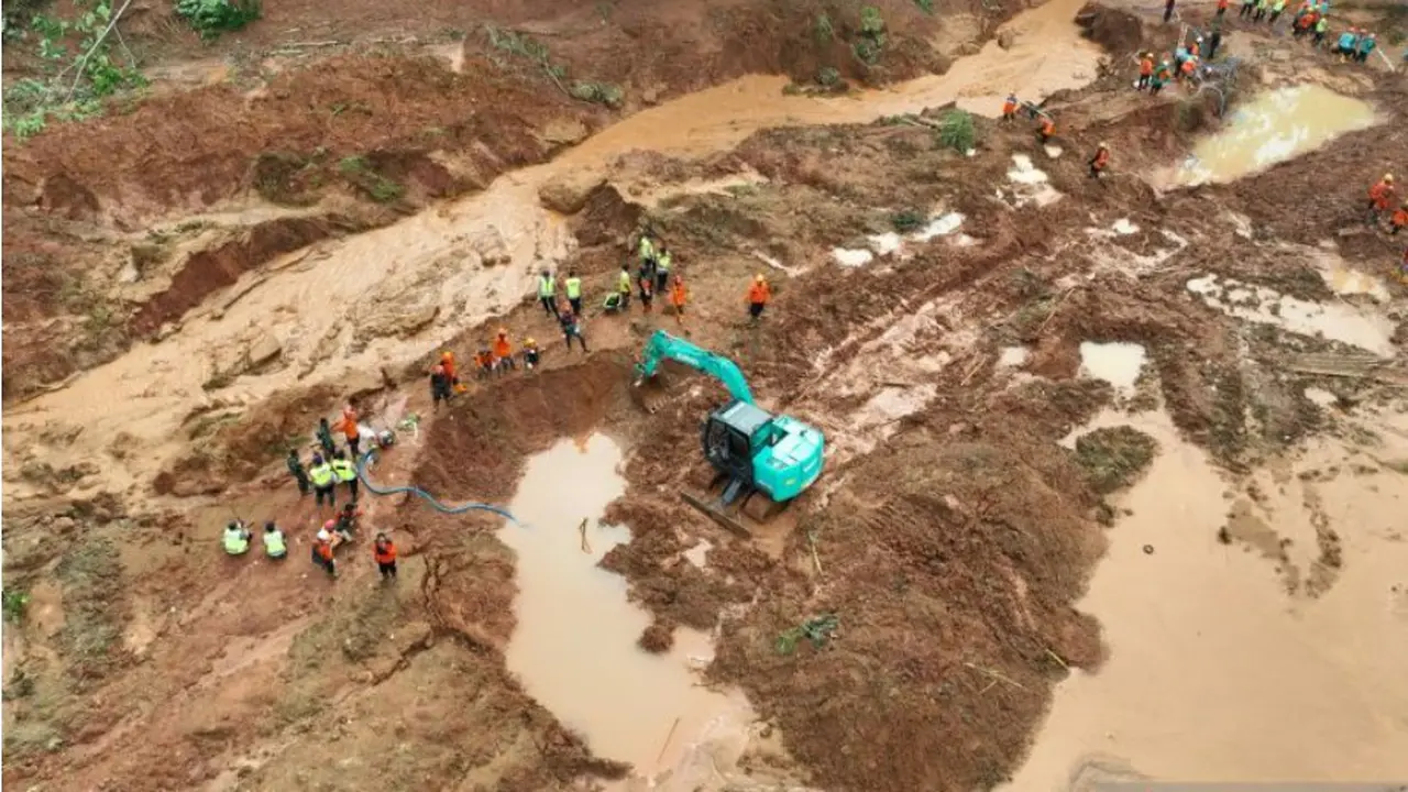 Operasi SAR korban tanah longsor di Cilacap, Jawa Tengah.