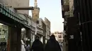 Perempuan berjalan di depan masjid bersejarah Al Shaf'i di Kota Tua Jeddah, Arab Saudi (8/11/2021). Merunut sejarah, di sini dulu jemaah haji dari seluruh dunia menginjakkan kaki saat pertama kali menuju Tanah Suci. (AP Photo/Amr Nabil)