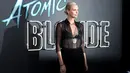 Aktris Charlize Theron berpose saat menghadiri pemutaran film terbarunya "Atomic Blonde" Fitur Fokus di Los Angeles, California (24/7). Aktris 41 tahun ini tampil dengan rok mini dan sepatu bot hitam. (AFP Photo/Neilson Barnard)