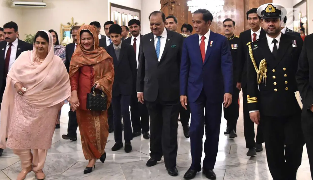 Presiden Joko Widodo dan Ibu Negara Iriana Joko Widodo saat disambut Presiden Pakistan Mamnoon Hussain dan Ibu Negara Pakistan Begum Mahmooda Mamnoon di Istana Kepresidenan Aiwan-e-Sadr, Islamabad, (26/1). (Liputan6.com/Pool/Rusman Biro Pers Setpres)