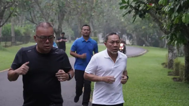 Menteri Perdagangan (Mendag) Zulkifli Hasan menyempatkan waktu untuk berlari pagi mengelilingi Candi Borobudur, Magelang Jawa Tengah, di sela gelaran ASEAN Economic Ministers (AEM) Retreat ke-29, Rabu (22/3/2023).