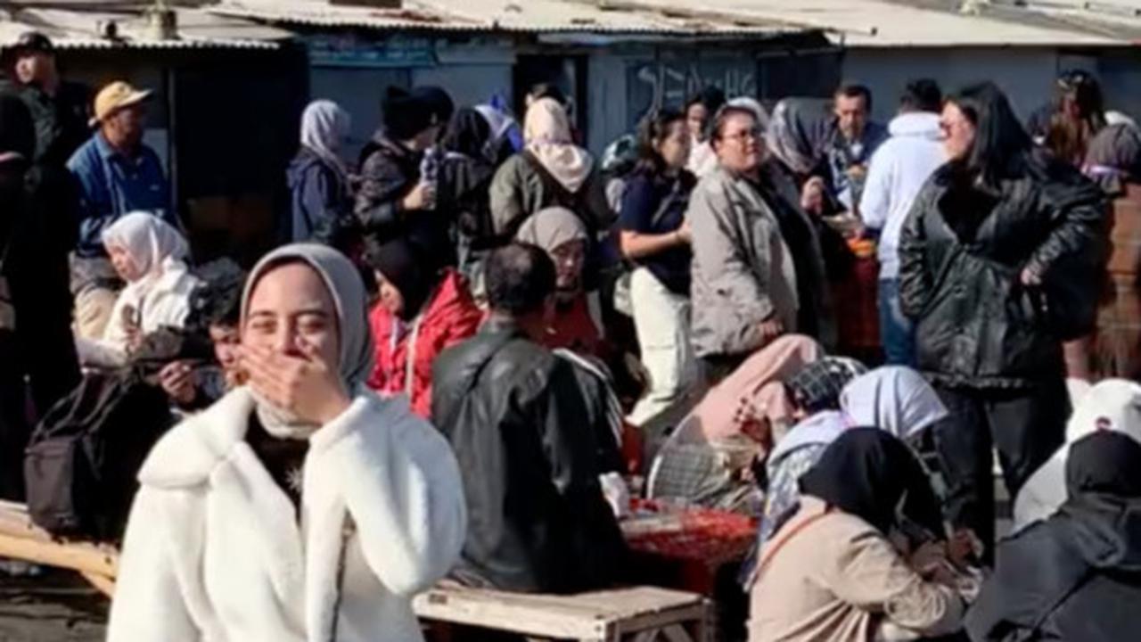 Wanita Ini Tak Sengaja Kembaran Baju dengan Satu Grup Pengunjung Lain di Bromo, Warganet: Pasti Nyari Rekomendasi Outfit
