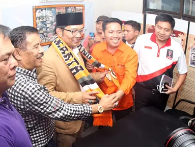Walikota Bandung, Ridwan Kamil (berpeci hitam) dan manajer Persib, Umuh Muchtar (kedua dari kiri) saat berkunjung ke kantor Persija di Jakarta, Jumat (16/10/2015). (Bola.com/Nicklas Hanoatubun)
