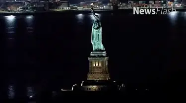 Biasanya, jika malam menjelang, lampu Patung Liberty menyala. Memperlihatkan sosok berkerudung, bermahkota yang membawa obor serta buku.