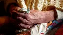 Kedua tangan nenek Emma Morano yang saling menggenggam saat berdoa merayakan ulang tahun ke-117 di rumahnya di Verbania, Italia, (29/11). Emma lahir pada 29 November 1899, dimana Umberto I masih memerintah Italia. (REUTERS/Alessandro Garofalo)