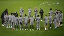 Para pemain Atletico Madrid saat mengikuti sesi latihan di Anfield, Liverpool, Inggris (10/3/2020). Atletico Madrid akan bertanding melawan Liverpool pada leg kedua babak 16 besar Liga Champions. (Martin Rickett / PA via AP)