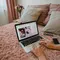 Laptop yang Sering Dipakai di Atas Kasur Bisa Cepat Rusak? Ketahui Bahaya dan Tips Penggunaan Aman