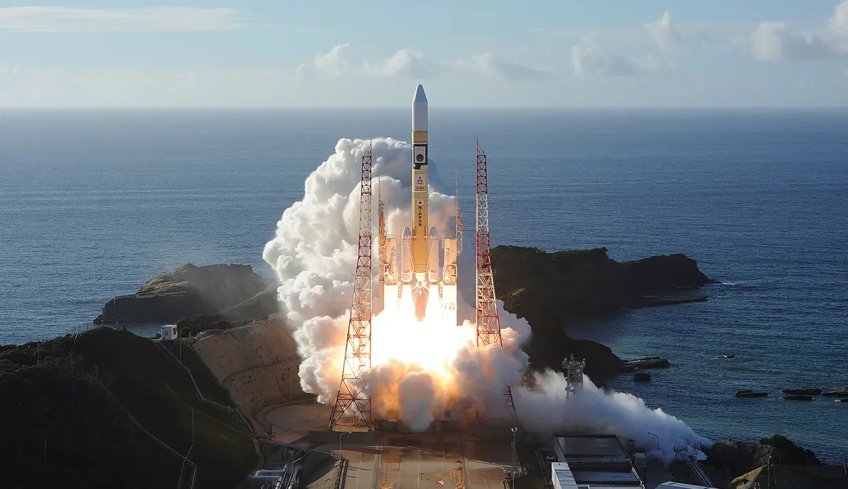 Sebuah roket H-IIA lepas landas dari landasan peluncuran di Tanegashima Space Center di Tanegashima, Jepang, Senin (20/7/2020). Uni Emirat Arab (UEA) resmi menjadi negara arab pertama yang mengekplorasi ruang angkasa dengan meluncurkan misi pertamanya menuju Mars. (MHI via AP)