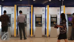 Aktivitas pengambilan uang melalui ATM di Jakarta, Senin (15/2/2016). BPS mencatat, nilai tukar Rupiah melemah terhadap tiga mata uang dunia, yaitu Dolar AS, Yen Jepang dan Euro. (Liputan6.com/Angga Yuniar) 