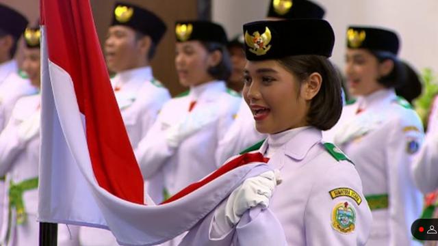 Pengukuhan 76 anggota Pasukan Pengibar Bendera Pusaka (Paskibraka) yang akan bertugas saat peringatan HUT ke-79 RI di Istana Negara Ibu Kota Nusantara (IKN), Kalimantan Timur, pada 17 Agustus 2024.