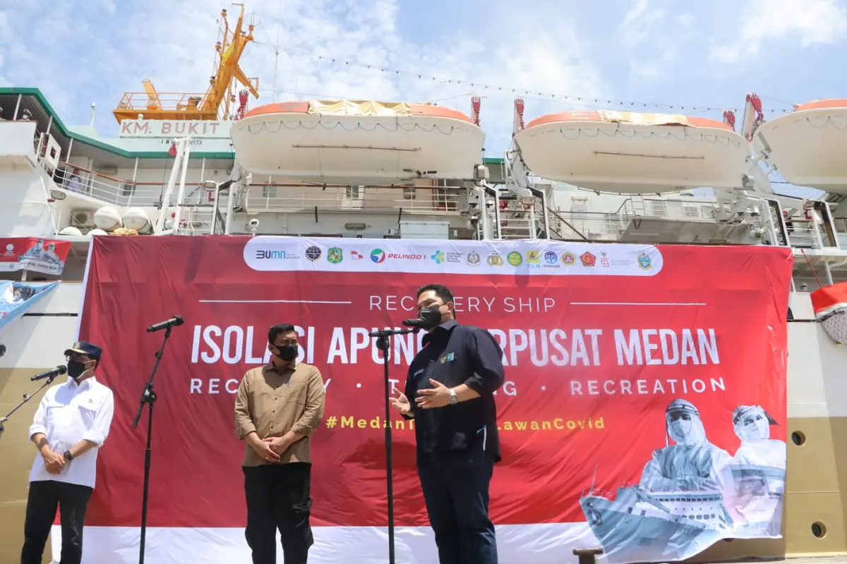 Menteri BUMN Erick Thohir dan Menteri Perhubungan Budi Karya Sumadi mengunjungi fasilitas isolasi terpusat Kapal Pelni KM Bukit Raya di Pelabuhan Belawan, Medan