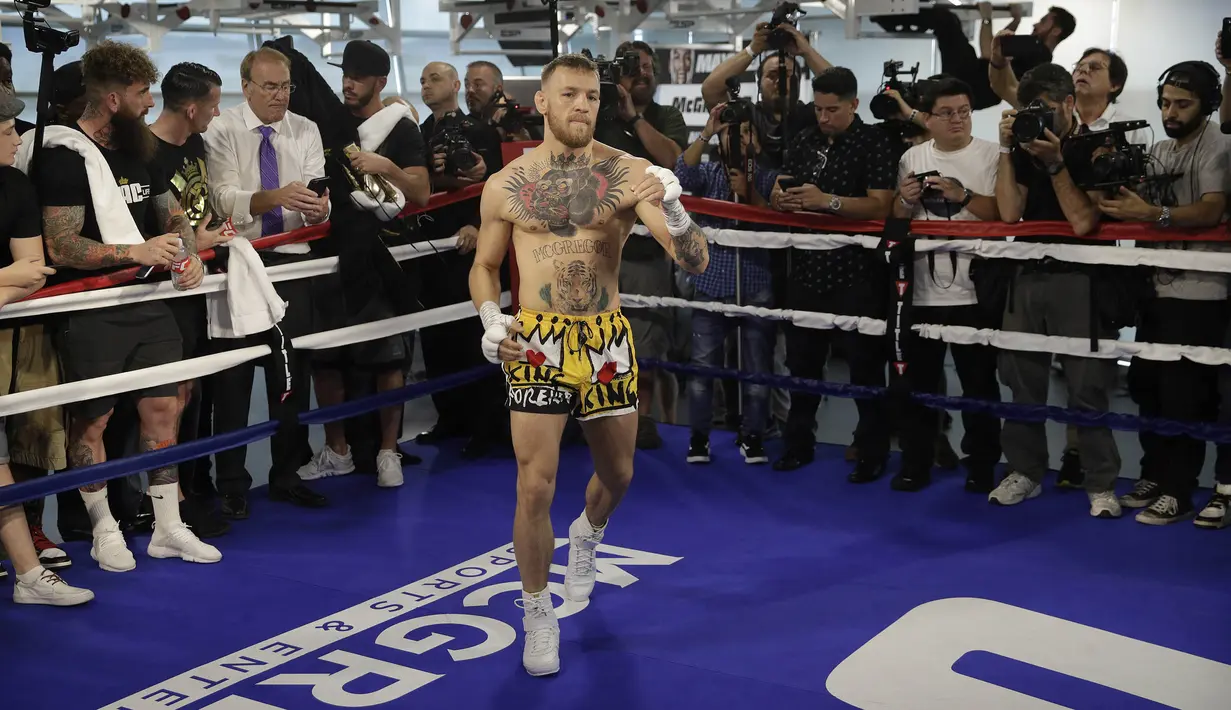 Petarung MMA, Conor McGregor, melakukan latihan terbuka di hadapan media di Las Vegas, Jumat (11/8/2017). McGregor akan bertanding melawan petinju Floyd Mayweather Jr pada  26 Agustus mendatang. (AP/John Locher)