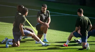 Gelandang Manchester City, Rodri (tengah) saat sesi latihan tim di tempat latihan Manchester City, Manchester Inggris, pada 17 September 2024. (Oli SCARFF/AFP)