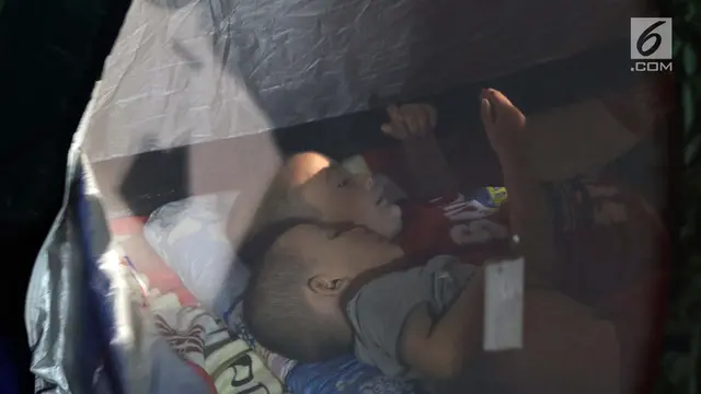 Di Dalam Tenda, Anak-Anak Pencari Suaka Beristirahat