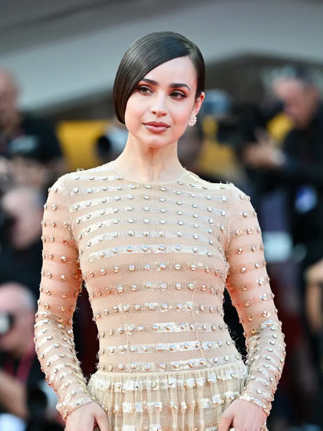 Sofia Carson mengenakan anting-anting berkilau di Festival Film Internasional Venesia ke-82. Dok. Chopard