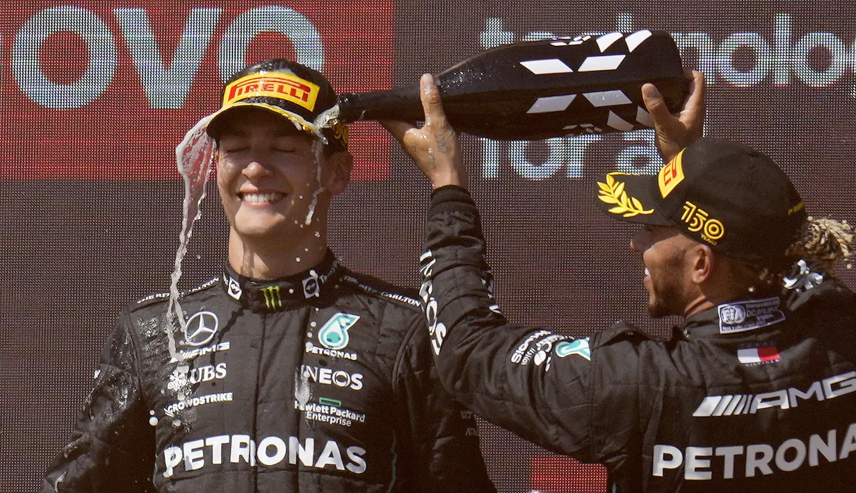 Tim Mercedes juga meraih sukses besar pada balapan F1 GP Prancis. Pasalnya Lewis Hamilton dan George Russell finis podium kedua dan ketiga. (AP/Manu Fernandez)