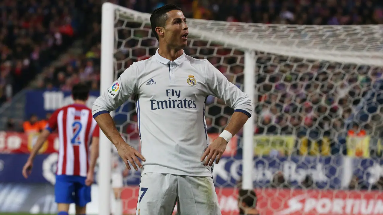 Gaya bintang Real Madrid Cristiano Ronaldo usai mencetak gol ke gawang Atletico Madrid pertemuan pertama kedua klub di La Liga, November 2016. Real Madrid kembali bersua klub tetangga pada April 2017. 