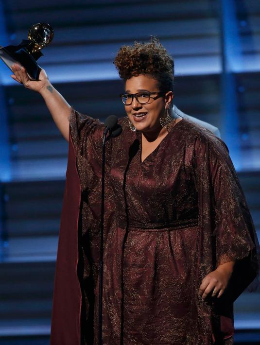 Band Alabama Shakes yang diwakili sang vokalis, Brittany Howard, menerima penghargaan Best Rock Performance lewat lagu Don’t Wanna Fight pada Grammy Awards ke-58 di Los Angeles, Senin (15/2). (REUTERS/Mario Anzuoni)