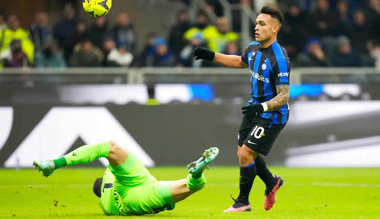 Pemain Inter Milan Lautaro Martinez (kanan) mencetak gol ke gawang Verona yang dijaga Lorenzo Montipo namun kemudian dianulir pada pertandingan sepak bola Liga Italia di Stadion San Siro, Milan, Italia, 14 Januari 2023. Inter Milan mengalahkan Verona dengan skor 1-0. (AP Photo/Luca Bruno)