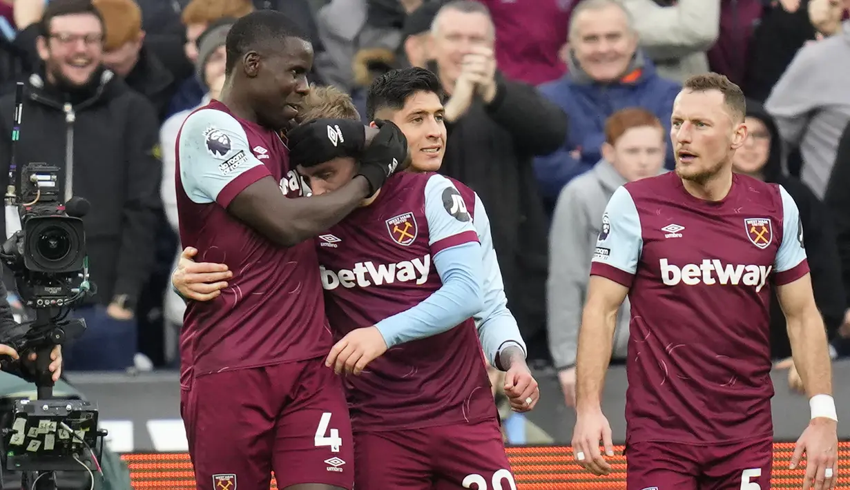 Striker West Ham United, Jarrod Bowen (tengah) bersama rekannya, Kurt Zouma setelah mencetak gol pertama ke gawang Manchester United pada laga pekan ke-18 Liga Inggris 2023/2024 di London Stadium, London, Sabtu (23/12/2023). (AP Photo/Kirsty Wigglesworth)