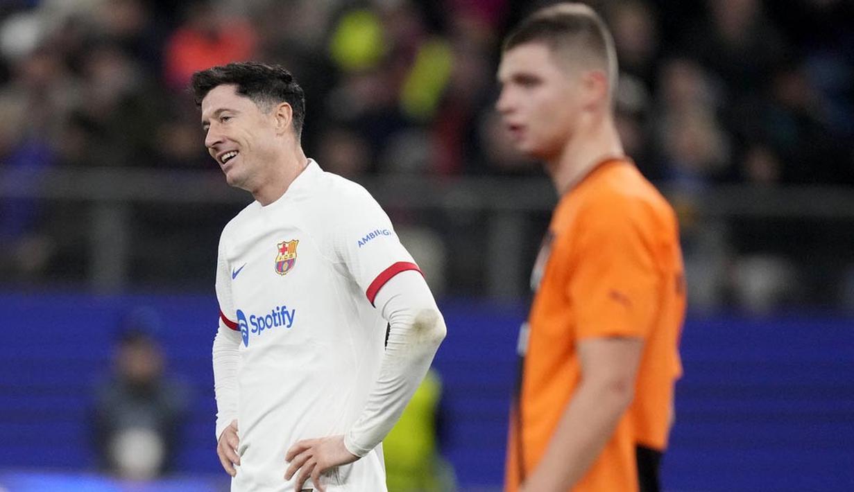 Pemain Barcelona, Robert Lewandowski, tampak tersenyum setelah selalu gagal mencetak gol ke gawang Shakhtar Donetsk dalam duel matchday 4 Grup H Liga Champions 2023/2024 di Volksparkstadion, Hamburg, Rabu (8/11/2023). Dalam laga ini, Barcelona kalah 0-1 dari Shakhtar Donetsk. (AP Photo/Matthias Schrader)
