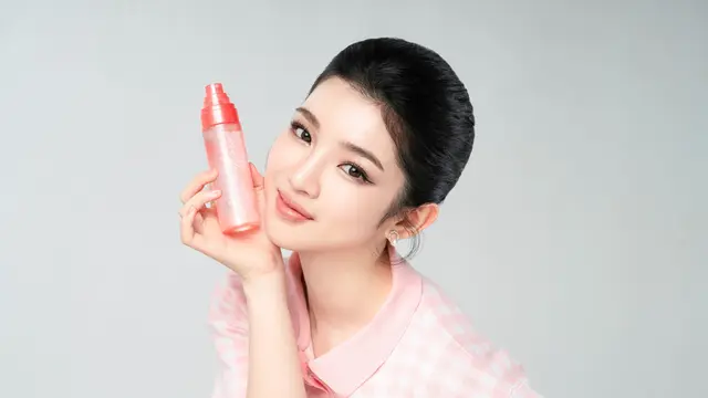 5 Cara Pakai Setting Spray yang Bikin Makeup Wanita Karier Tahan Lama
