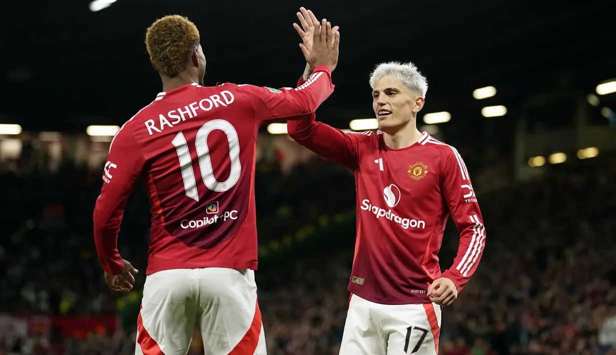 Pemain Manchester United, Alejandro Garnacho (kanan) melakukan selebrasi bersama Marcus Rashford setelah mencetak gol ke gawang Barnsley pada laga Carabao Cup 2024/2025 di Old Trafford, Manchester, Inggris, Rabu (18/09/2024) WIB. (AP Photo/Dave Thompson)