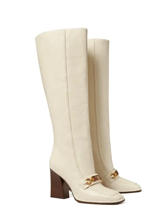 Sepatu boots setinggi lutut tampil meningkatkan gaya dengan jahitan yang santai. (Foto: Tory Burch)