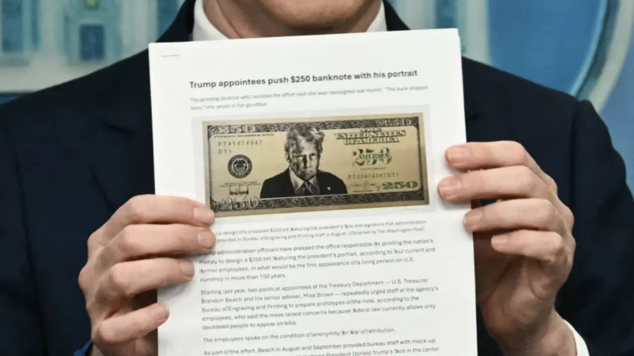 Menteri Keuangan AS Scott Bessent memperlihatkan rancangan uang kertas USD 250 yang menampilkan Presiden Donald Trump selama konferensi pers di Ruang Briefing Brady Gedung Putih di Washington, D.C. (Dok. AFP)