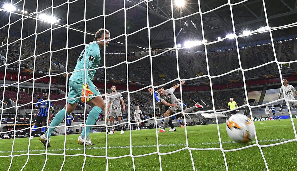 Striker Inter Milan, Lautaro Martinez, mencetak gol ke gawang Shakhtar Donetsk pada laga semifinal Liga Europa di Merkur Spiel-Arena, Selasa (18/8/2020). Inter Milan menang dengan skor 5-0. (Sascha Steinbach, Pool via AP)