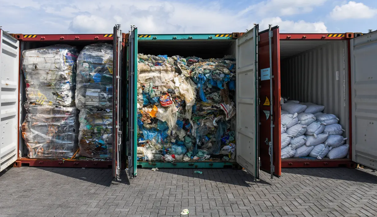 Kontainer berisi limbah plastik dari Australia siap dikirim kembali ke negara asal di Port Klang, Malaysia, Selasa (28/5/2019). Beberapa potongan plastik yang dikirim ke Malaysia melanggar Konvensi Basel, perjanjian PBB tentang perdagangan limbah plastik dan pembuangannya. (Mohd RASFAN/AFP)