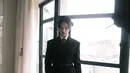 Jisoo BLACKPINK mengenakan kemeja berkerah putih dan dasi hitam di bawah blazer minidress dan short [@sooyaaa__]