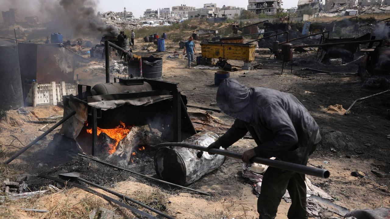 Warga Jalur Gaza Ubah Sampah Plastik Jadi Bahan Bakar