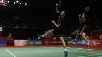 Ganda putra Indonesia, Kevin Sanjaya/Marcus Gideon, saat menghadapi wakil Tiongkok, He Ji Ting/Tan Qiang, pada laga Indonesia Masters 2020 di Istora, Jakarta, Kamis (16/1). Kevin/Marcus unggul 21-19 dan 21-13. (Bola.com/Yoppy Renato)