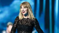 Aksi gila dilakukan penggemar setia Taylor Swift demi mendapatkan perhatian idolanya (John Salangsang/Invision/AP)