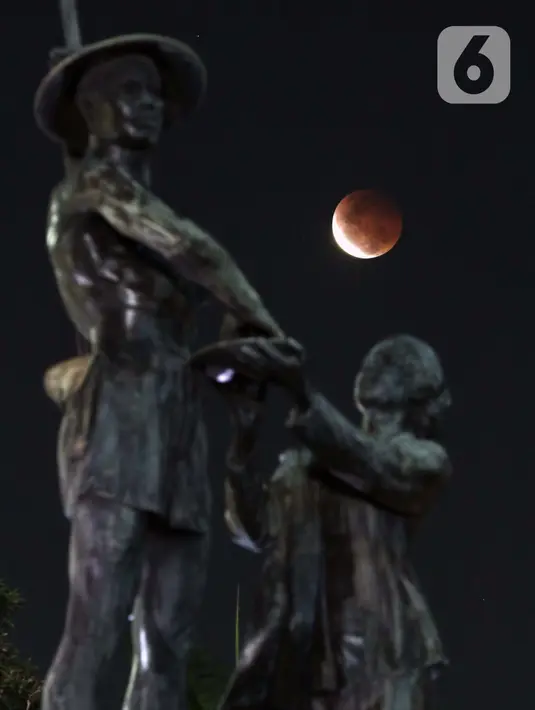 Proses terjadinya gerhana bulan terlihat dari kawasan Patung Pahlawan atau Tugu Tani, Jakarta, Rabu (26/5/2021). Badan Meteorologi Klimatologi Geofisika (BMKG) menyebutkan pada hari ini, Rabu (26/5) terjadi fenomena alam gerhana bulan atau super blood moon. (Liputan6.com/Helmi Fithriansyah)