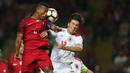 Penyerang Portugal, Nani, duel udara dengan pemain Gibraltar, Mascarenhas Olivero. Sejak menit awal Portugal langsung bermain menyerang menekan pertahanan Gibraltar. (EPA/Hugo Delgado)